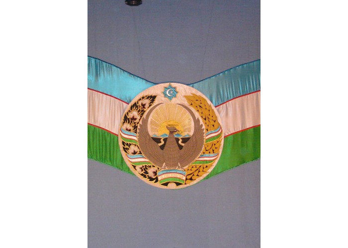 Государственный флаг и герб Республики Узбекистан